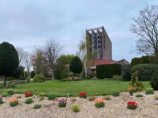Afbeelding van kerk en kerktuin in bloei